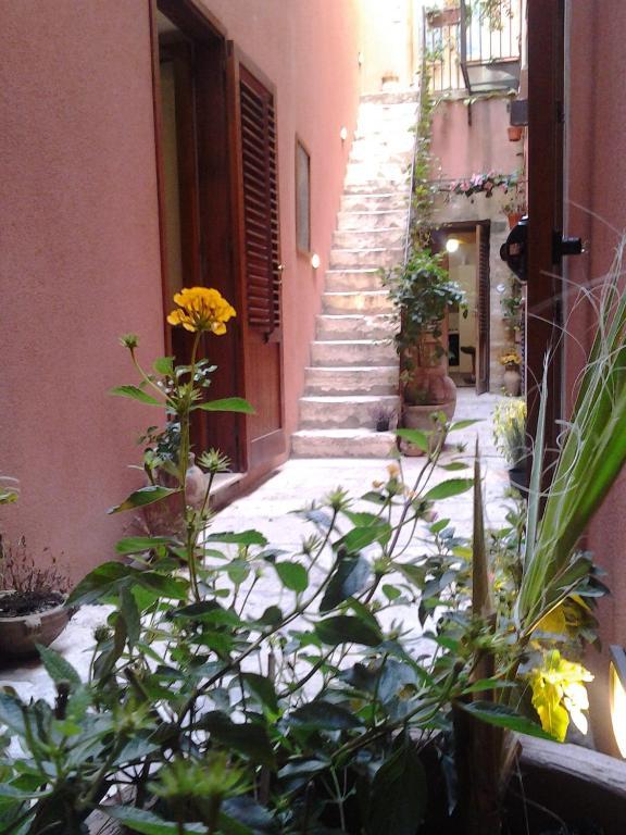 Апартаменты Il Cortile Fiorito Трапани Экстерьер фото